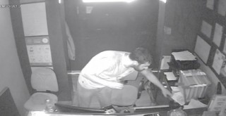 Taksim'de otel çalışanının uykusunu fırsat bilen iki hırsız kamerada