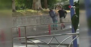 Erkek arkadaşını sokak ortasında dövdü