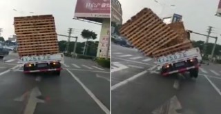 Aşırı yüklü kamyonet böyle devrildi