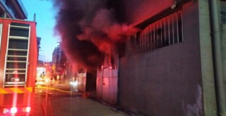 Kağıthane'de 6 katlı plastik fabrikasında korkutan yangın