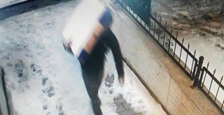 Kalorifer peteklerini çalan hırsızlar güvenlik kamerasında
