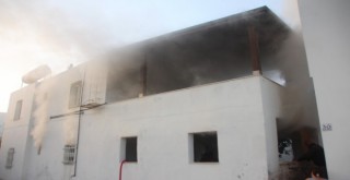 Evindeki yangını gözyaşlarıyla izledi