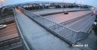 Üst geçitte karşılaştığı kadının çantasını böyle gasp etti