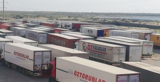 Yüze yakın Türk tır şoförü, 26 gündür Özbekistan'da mahsur