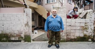 Mahallede herkes onu arıyor! Kapılara para dolu zarf bırakan 'Hızır' kim?