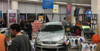 Fren yerine gaza bastı markete daldı