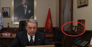 Bahçeli'nin hediyesi Bakan Akar'ın odasında görüntülendi