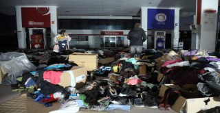 Tır şoförleri malzemeleri cadde ve sokaklara bıraktı