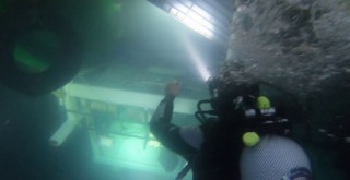 Su altında kalan güverteden oksijen tüplü nefes kesen kurtarma