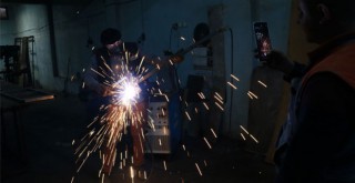 Elektro gitara benzettiği demir kürekle rock müzik yaptı