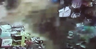 Amasya'da kontrolden çıkan otomobilin büfeye daldığı anlar kamerada