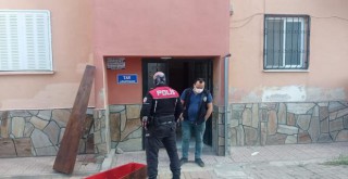 İki gün önce eşini ve çocuklarını babasının evine gönderen genç adam asılı halde bulundu