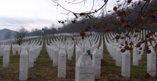 Ödüllü yazara: 'Katliamın kanıtı işte bu mezarlık'