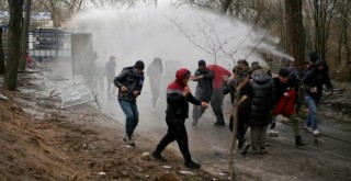 Yunanistan'ın göçmenlere yönelik sert müdahalesi sürüyor