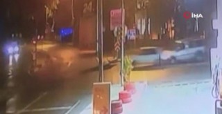 Kırmızı ışıkta duran araca çarptı, tekme tokat sürücüyü yumrukladı