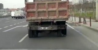 Arka tekerinin biri olmayan kamyon tehlikeye davetiye çıkardı
