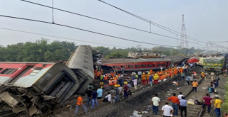 Hindistan'daki tren kazasına bilanço korkunç: