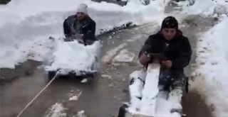 2 kafadar kar keyfini böyle yaşadı