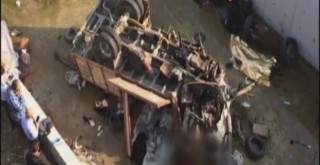 İzmir'de mültecileri taşıyan kamyon çaya devrildi