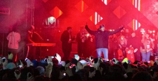 Sahneye fırlayıp belediye başkanını bıçakladı!