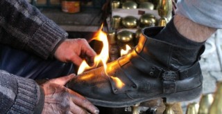 Ayakkabıları ateşle boyuyor