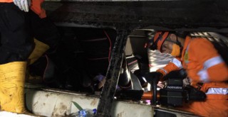 Endonezya'da otobüs vadiye uçtu: 27 ölü