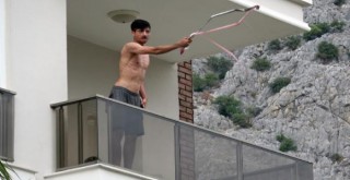 Özel harekat 5 saatte ikna etti! Annesini metal çubukla dövüp, balkondan atmaya kalktı