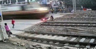 Motosikletli sürücü, trenin altında kalmaktan son anda kurtuldu