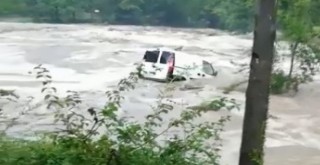 Aracının sele kapıldığını gören kadın, gözyaşlarına boğuldu