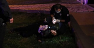 2. kattan atlayıp yaralandı...Eşi elbiselerini parçaladı