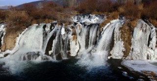  Muradiye Şelalesi kısmen dondu