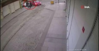 Fatih'te yolda sıkıştırılan Nijeryalı işadamının cüzdanı böyle çalındı