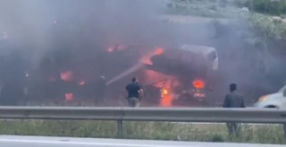 Otomobil taşıyan tır alev alev yandı