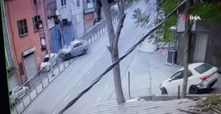 Emanet otomobille aşağı yola uçtu: O anlar kamerada