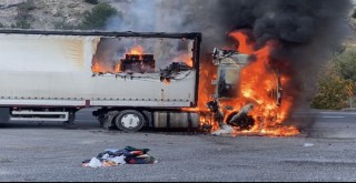 Adana'da seyir halindeki tır alev alev yandı