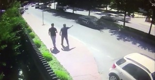 İstanbul'da yayanın dehşeti yaşadığı feci kaza kamerada