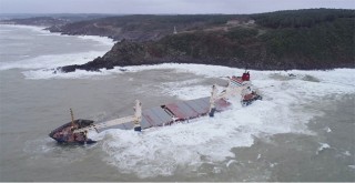 Karaya oturan gemi dev dalgalarla boğuşuyor
