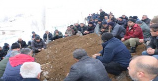 Enkaz altında birbirlerine sarılı halde bulundu