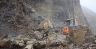  Dev kaya parçaları yolu kapattı