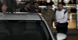 Silahıyla firar eden asker AVM'de çalışanları rehin aldı