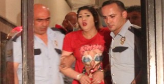  Üç erkek, bir kadın evde alem yaptılar!