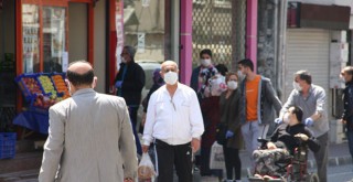 Sokağa çıkma kısıtlamasında vatandaşlar marketlere akın etti