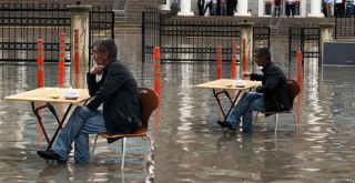Göle dönen yol ortasında çorba keyfi