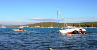 Tsunami ile sürüklenen tekneler denizden çıkartılıyor
