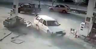 Otomobil benzinliğe daldı!