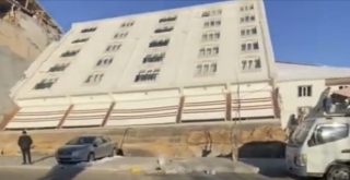 Camları dahi kırılmadı ama temeliyle yan yattı