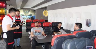 Uçak merakını kafeteryasında gerçekleştirdi