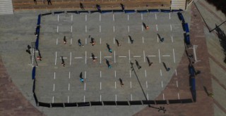 Sosyal mesafeli futbol havadan görüntülendi