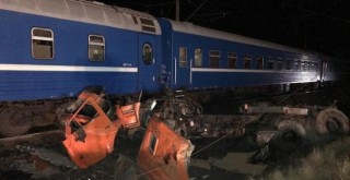 Tren Kamyona Çarptı: 20 Yaralı