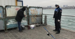 Balık tutmak istedi zabıtaya yakalandı